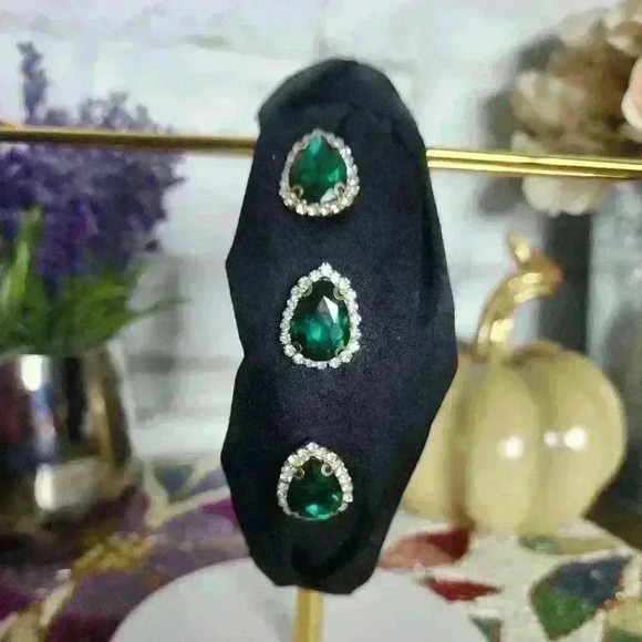 💚🖤NWOT Beautiful black headband with green jewels - Picture 3 of 5